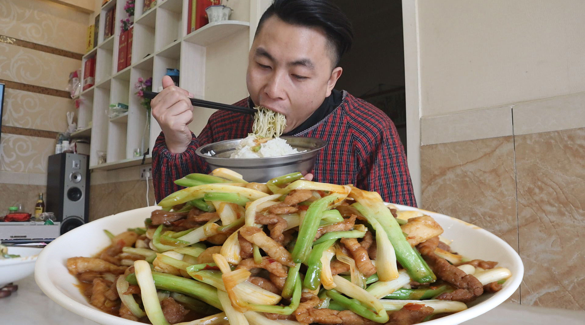 火葱头炒肉, 这东西没生的辣味大...